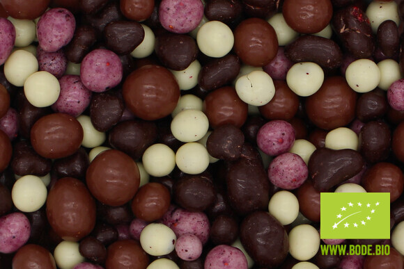 Heidelbeeren, Himbeeren und Erdbeerstücke in dreierlei Schokoladen bio Fairtrade